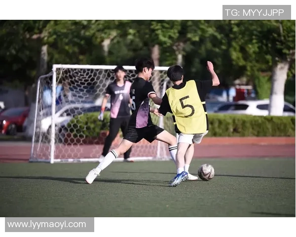 宿舍足球热潮：青春拼搏与友谊的完美结合在校园生活中的重要意义